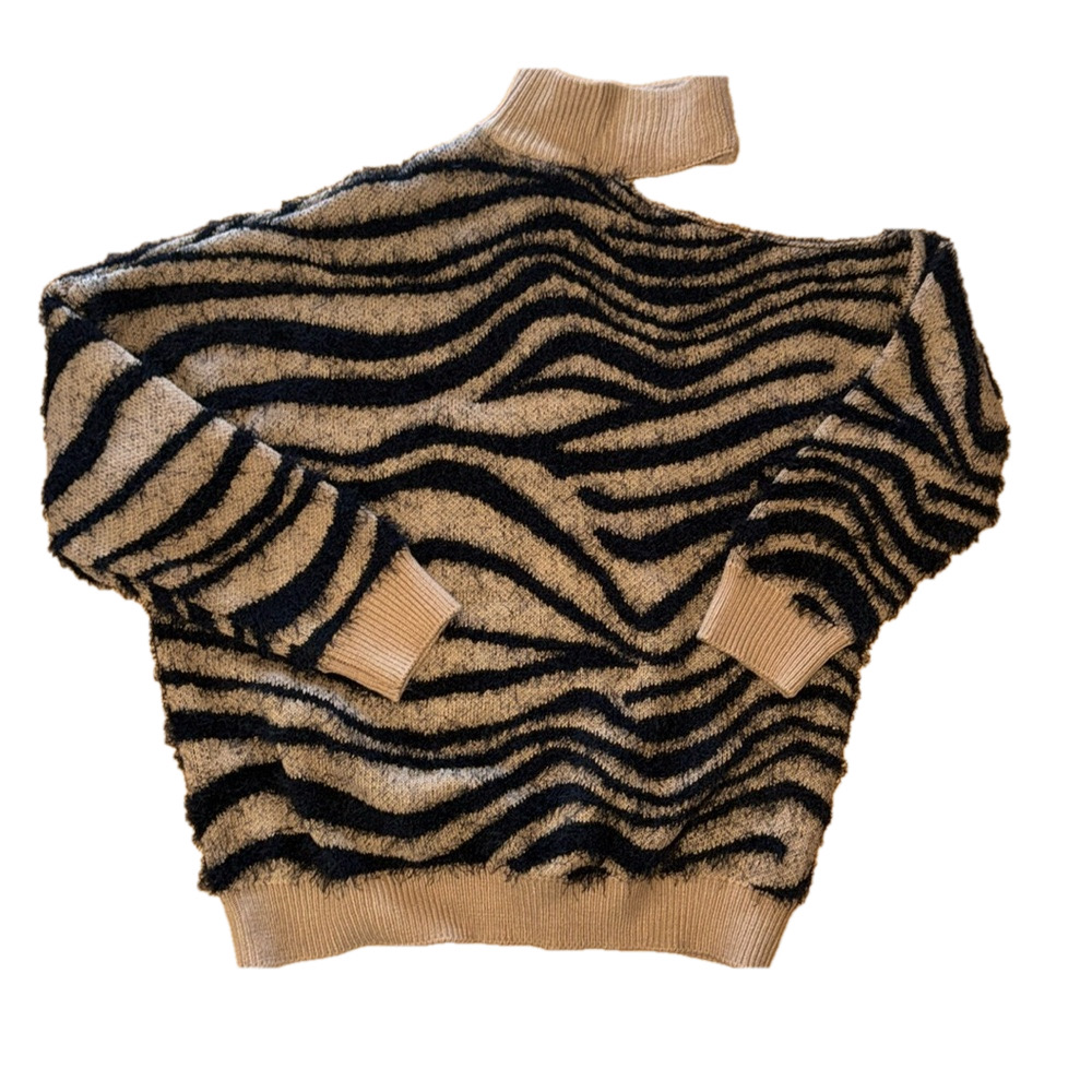 Venus Shoulder Cut Out Short Sleeve Sweater L